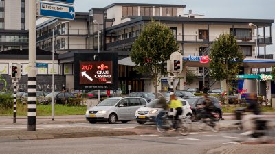 billboard kruising van der valk Tiel tango tankstation